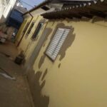 Pintura de fachada de casa antes de pintar